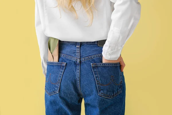 黄色背景女性牛仔裤口袋中可重复使用的月经垫 — 图库照片