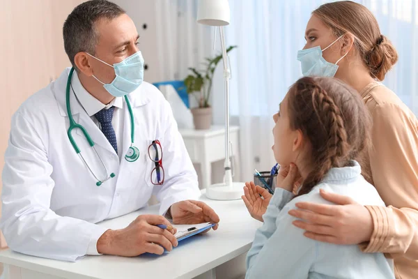 Mother Ill Little Daughter Visiting Doctor Clinic — Stock Photo, Image