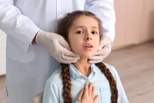 Médecin Examinant Cou Petite Fille Clinique — Photo