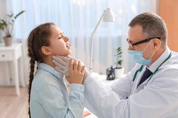 Γιατρός Εξετάζει Λαιμό Του Μικρού Κοριτσιού Στην Κλινική — Φωτογραφία Αρχείου