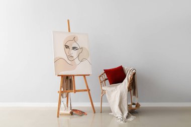 Hasır koltuk ve sehpa, ışık duvarının yanında boyayla