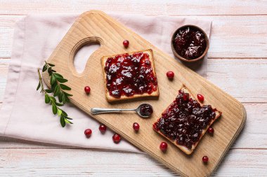 Hafif ahşap arka planda lezzetli yaban mersini reçelli tostlar