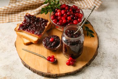 Lezzetli bir kavanoz yaban mersini reçeli ve grunge arka planda tost.