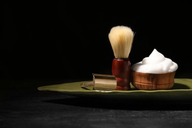 Siyah arkaplanda tıraş olmaya ayarlı