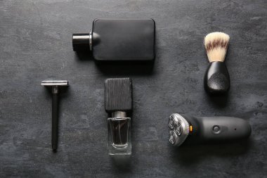 Siyah arka planda tıraş olmak için şık erkek aksesuarları.