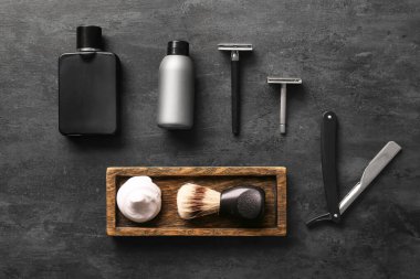 Siyah arka planda tıraş ve parfüm için şık erkek aksesuarları