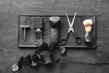 Siyah arka planda tıraş olmak için erkek aksesuarları.