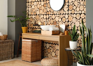 Lavabosu, aynası ve ahşap duvarı olan şık bir banyo.