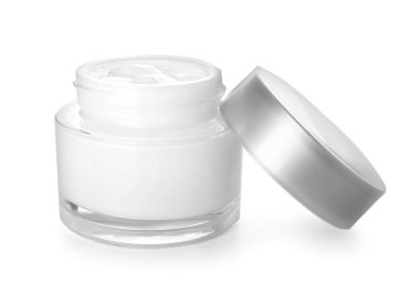 Beyaz arka planda doğal kozmetik kremi olan kavanoz.