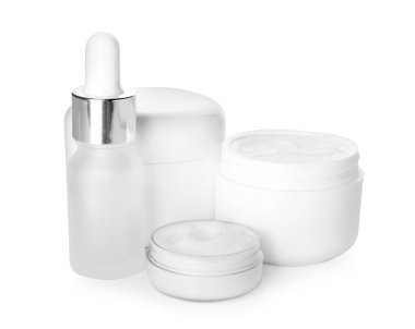 Beyaz arkaplanda izole edilmiş farklı kozmetik ürünler