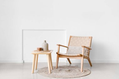 Modern masa ve sandalye ışık odasının içinde.