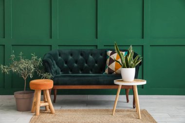 Odanın içinde çiçek ve kanepe olan modern bir masa.