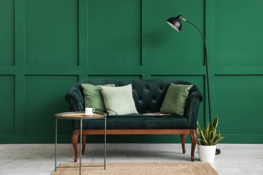 Odanın içinde fincan ve kanepe olan modern bir masa.