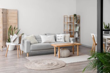 Modern masa ve kanepe aydınlatma odasının içinde.