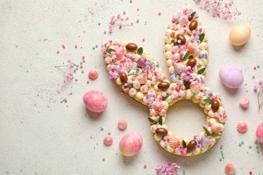 Paskalya kutlaması için güzel pastalı ve yumurtalı kompozisyon