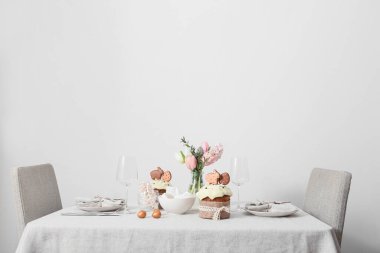 Işık duvarının yanında güzel Paskalya ayarı olan masa.