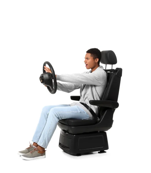 Στρεσαρισμένος Αφροαμερικανός Κάθισμα Αυτοκινήτου Και Τιμόνι Λευκό Φόντο — Φωτογραφία Αρχείου