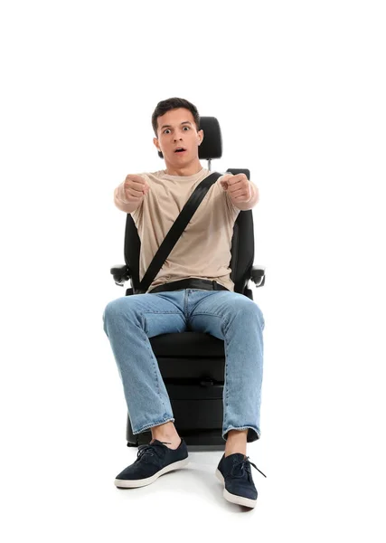 Σοκαρισμένος Νεαρός Άνδρας Φανταστικό Τιμόνι Κάθισμα Αυτοκινήτου Λευκό Φόντο — Φωτογραφία Αρχείου