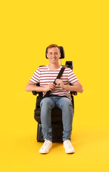 Молодой Человек Автомобильном Кресле Цветном Фоне — стоковое фото