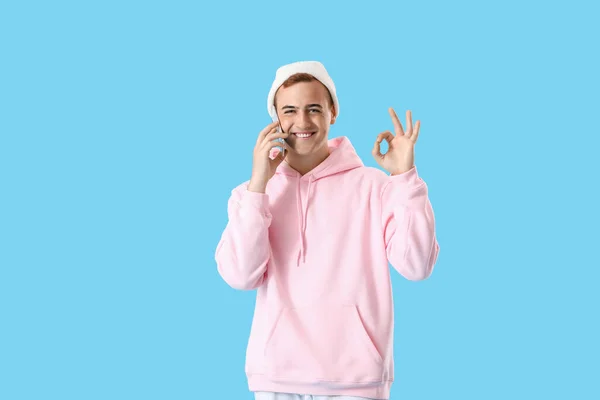 Chico Joven Con Sudadera Con Capucha Elegante Hablando Por Teléfono —  Fotos de Stock