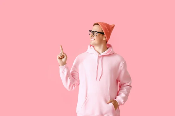 Ung Kille Snygg Hoodie Pekar Något Färg Bakgrund — Stockfoto