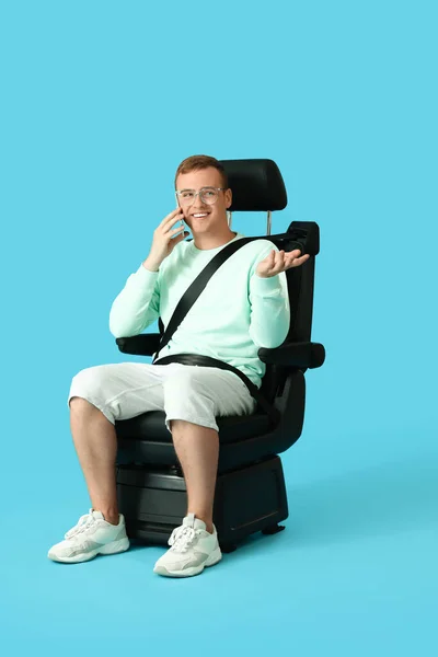 Junger Mann Autositz Telefoniert Auf Farbigem Hintergrund — Stockfoto