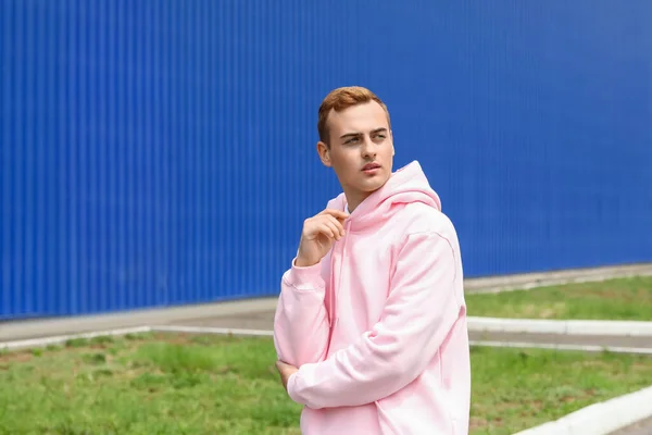 Joven Sudadera Con Capucha Elegante Aire Libre —  Fotos de Stock