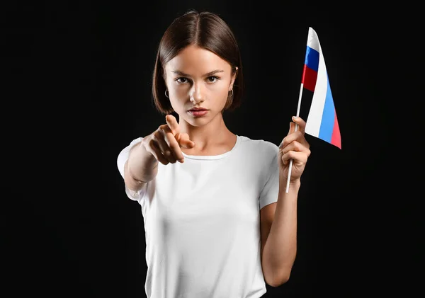 Красивая Молодая Женщина Флагом России Указывает Зрителя Темном Фоне — стоковое фото