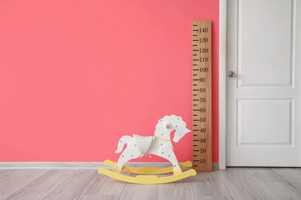 Régua Grande Para Medição Altura Cavalo Balanço Porta Branca Perto — Fotografia de Stock