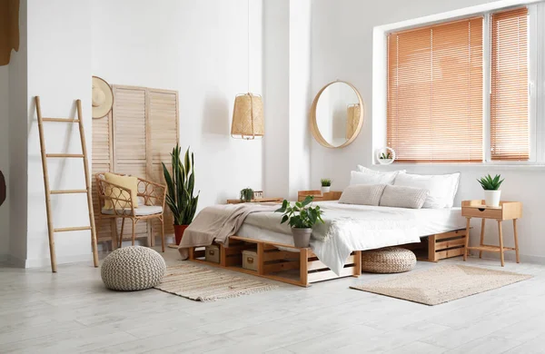 Interieur Van Lichte Slaapkamer Met Comfortabel Bed Stoel Kamerplanten — Stockfoto