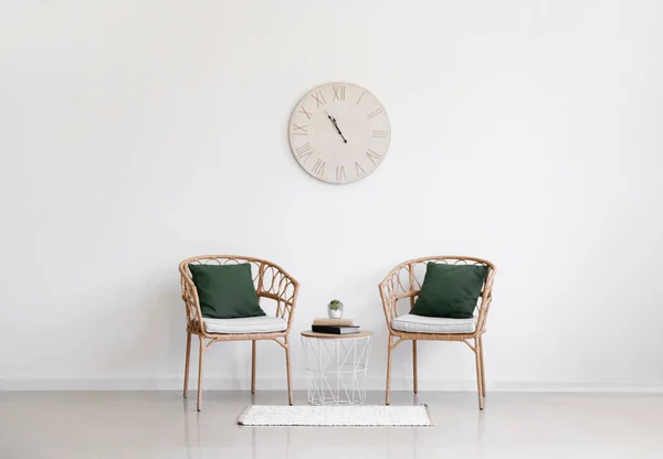 Wicker Chairs Pillows Clock Light Wall Room Interior — Stock Photo, Image