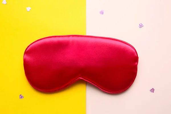 色の背景に赤い睡眠マスク — ストック写真
