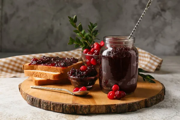 Jar Tasty Lingonberry Jam Toasts Grunge Background — Stock Photo, Image