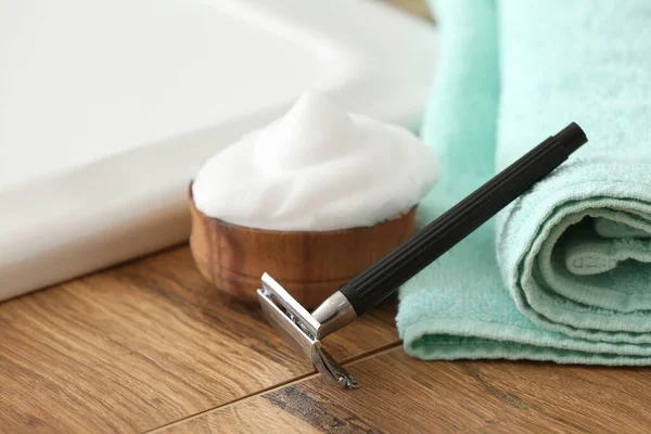 Shaving Razor Foam Towel Table Bathroom — Stock Photo, Image
