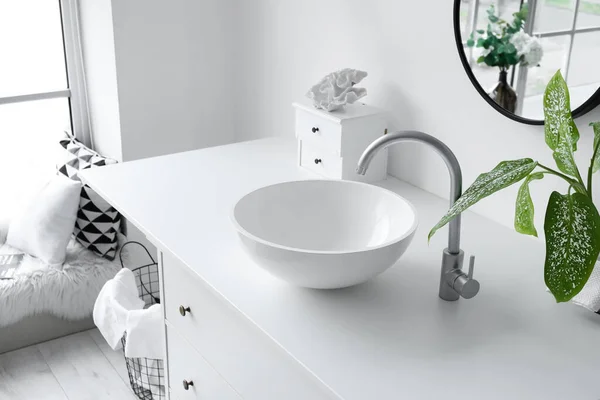 Modernes Waschbecken Mit Zimmerpflanze Und Schubladen Der Nähe Von Lichtwänden — Stockfoto