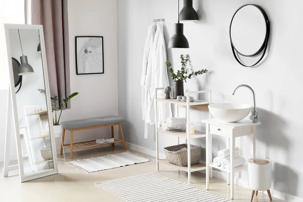 Interior Del Baño Ligero Con Mesa Pequeña Lavabo Estantería — Foto de Stock