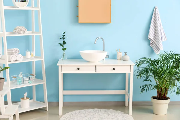 Interior Elegante Cuarto Baño Con Lavabo Estantería Pared Azul — Foto de Stock