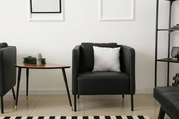 Mesa Con Musgo Decorativo Sillón Negro Cerca Pared Ligera —  Fotos de Stock