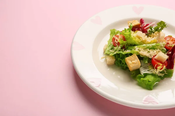 Prato Com Saborosa Salada Vegan Caesar Fundo Rosa Close — Fotografia de Stock