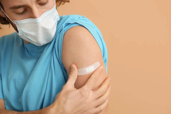 Jongeman Met Medisch Masker Vaccinatie Kleur Achtergrond — Stockfoto