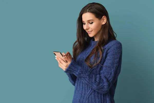 Hermosa Mujer Joven Con Teléfono Móvil Sobre Fondo Azul — Foto de Stock