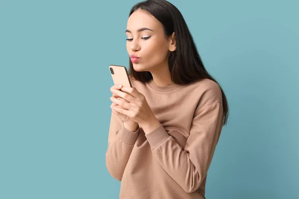 Mooie Jonge Vrouw Met Mobiele Telefoon Lezen Bericht Van Haar — Stockfoto