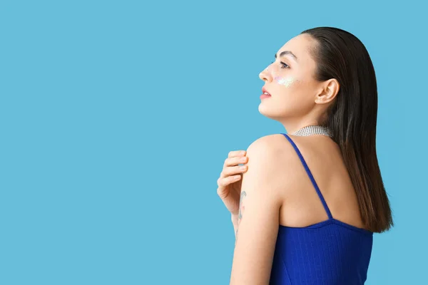 Mujer Elegante Con Maquillaje Creativo Sobre Fondo Azul —  Fotos de Stock