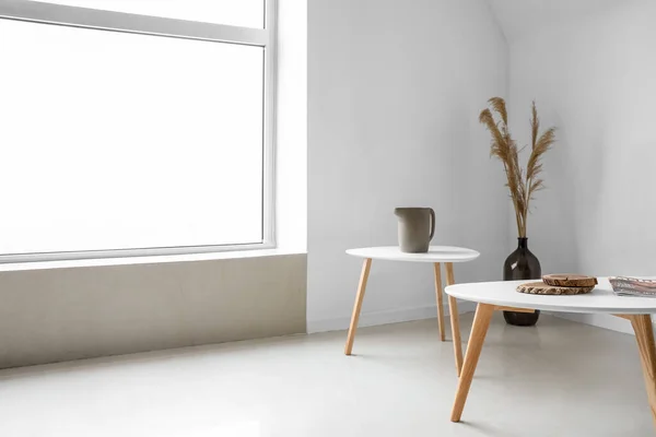 Meja Modern Dan Vas Dengan Alang Alang Bunga Interior Ruang — Stok Foto