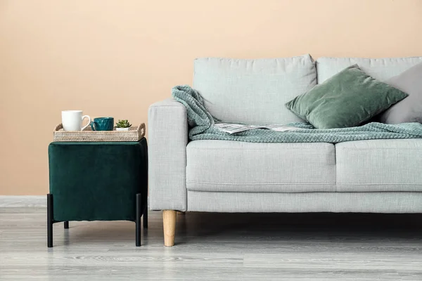 Snygg Soffa Och Puff Nära Beige Vägg — Stockfoto