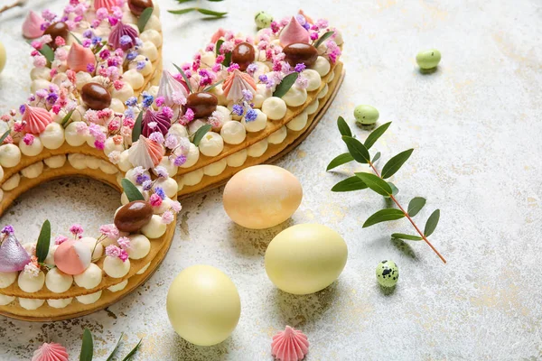 Όμορφη Τούρτα Και Βαμμένα Αυγά Για Τον Εορτασμό Του Πάσχα — Φωτογραφία Αρχείου
