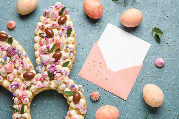 아름다운 케이크와 묘사하고 봉투에 배경의 부활절 기념행사를 색을칠 — 스톡 사진