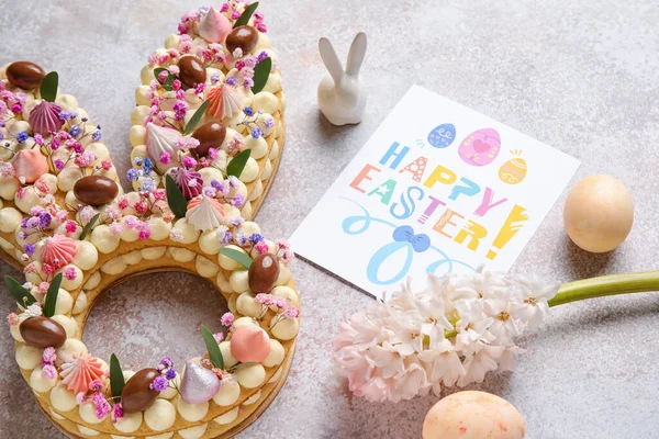 Piękne Ciasto Malowane Jajka Króliczek Kwiaty Kartka Okolicznościowa Wielkanoc Lekkim — Zdjęcie stockowe