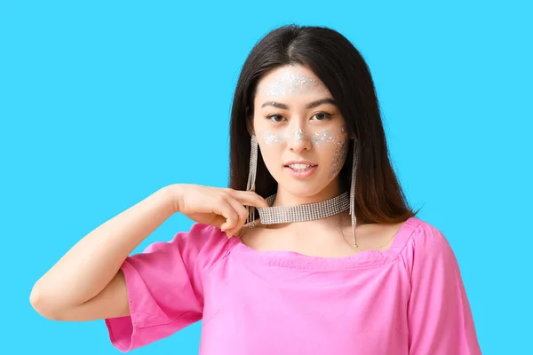 Mujer Asiática Con Brillo Maquillaje Tocando Collar Fondo Color — Foto de Stock