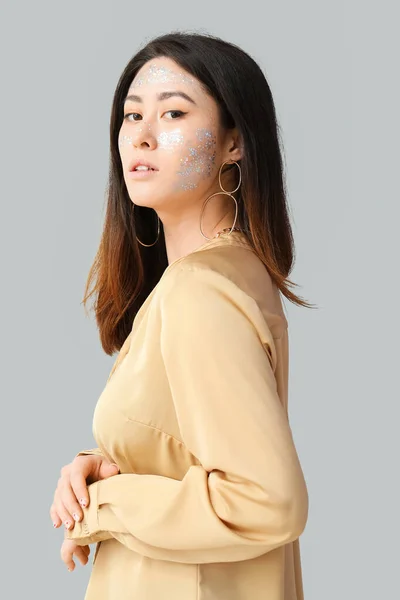 Elegant Asian Woman Glitter Makeup Trendy Jewelry Light Background — Stock Photo, Image